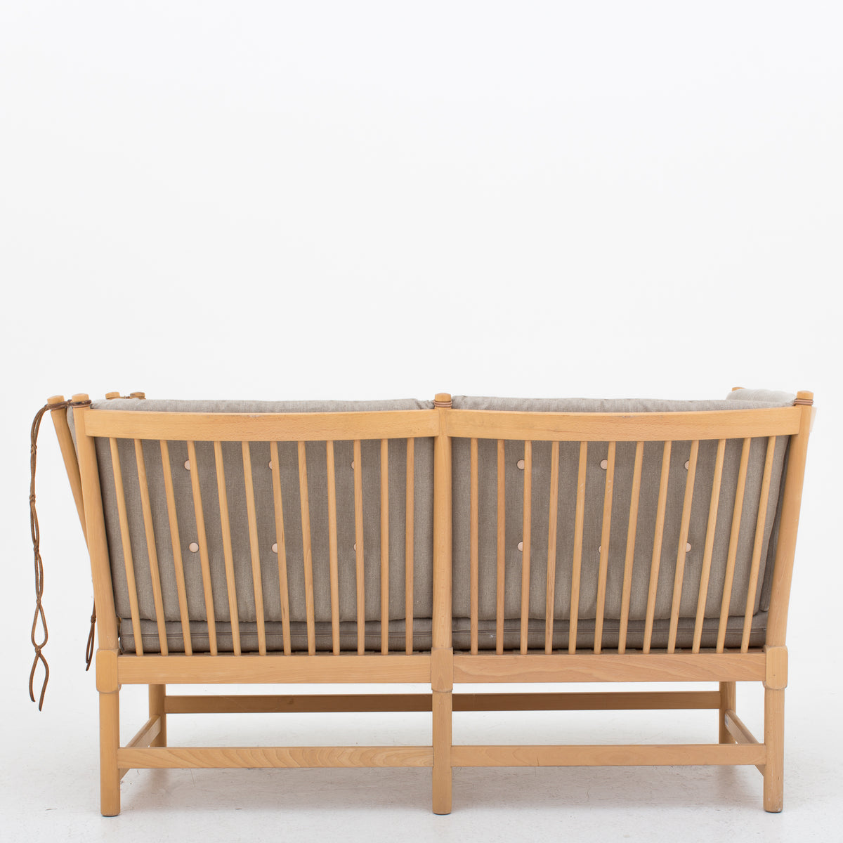 BM 1789 - Spoke-back sofa in new textile