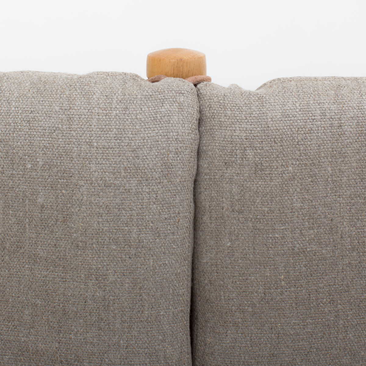 BM 1789 - Spoke-back sofa in new textile