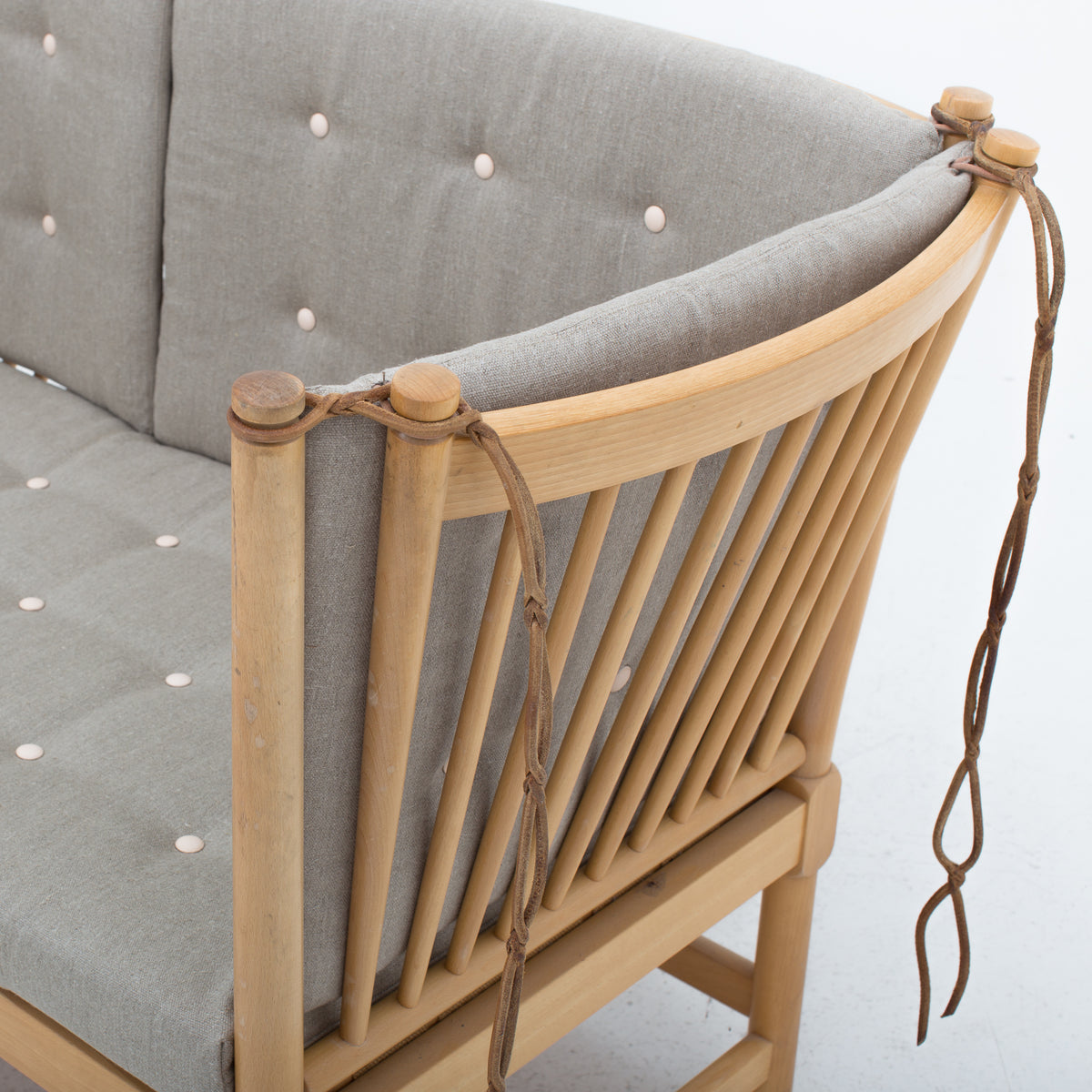 BM 1789 - Spoke-back sofa in new textile