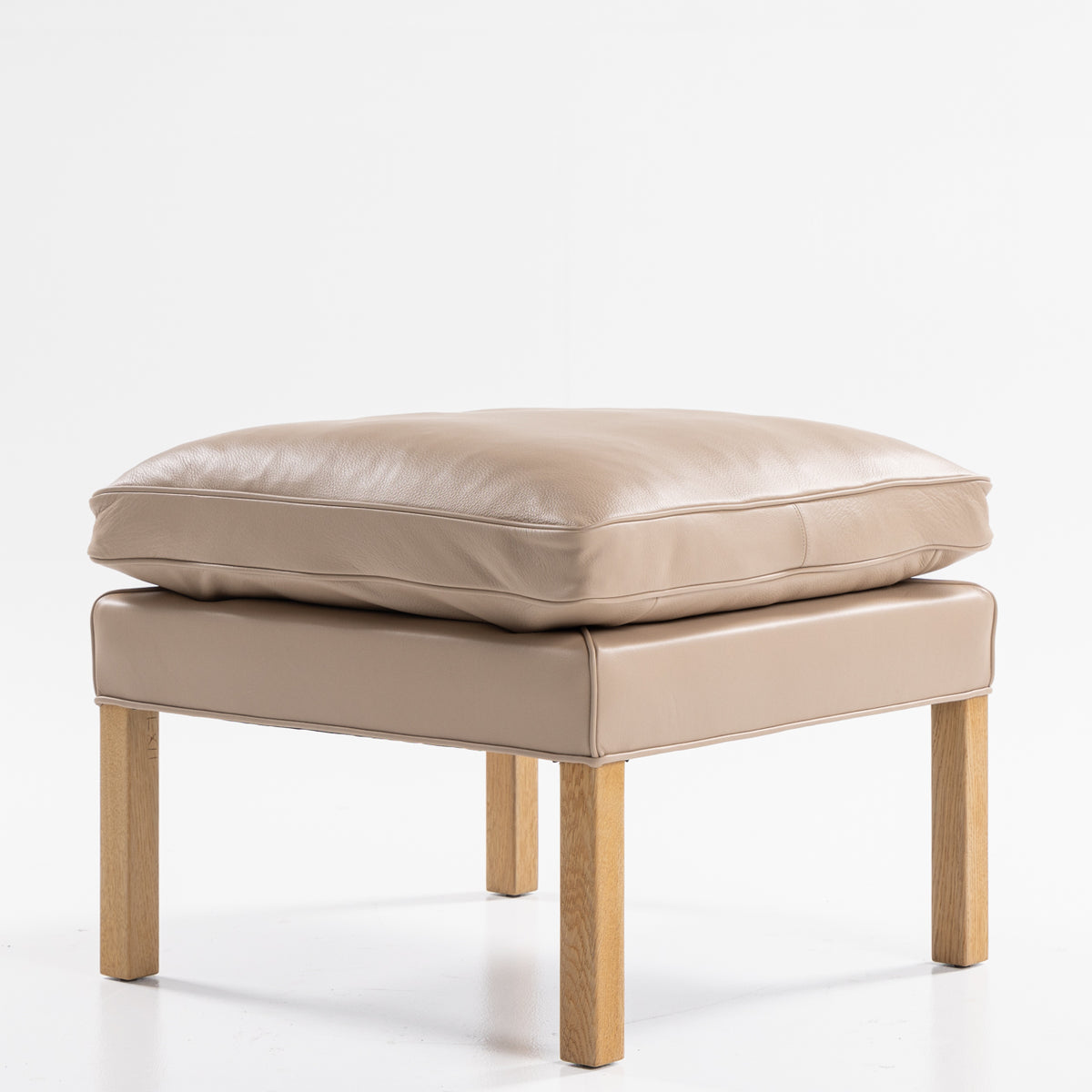 BM 2202 - Foot stool in Passion leather