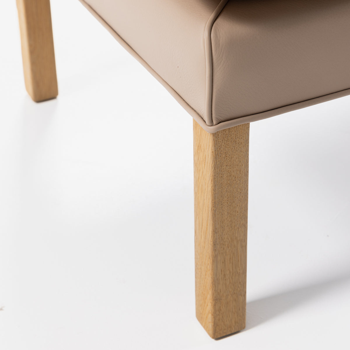 BM 2202 - Foot stool in Passion leather