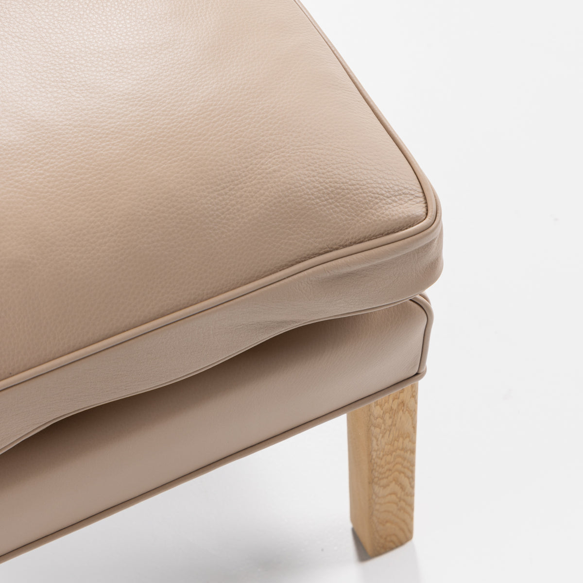 BM 2202 - Foot stool in Passion leather