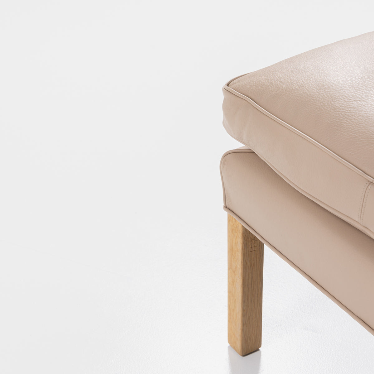 BM 2202 - Foot stool in Passion leather
