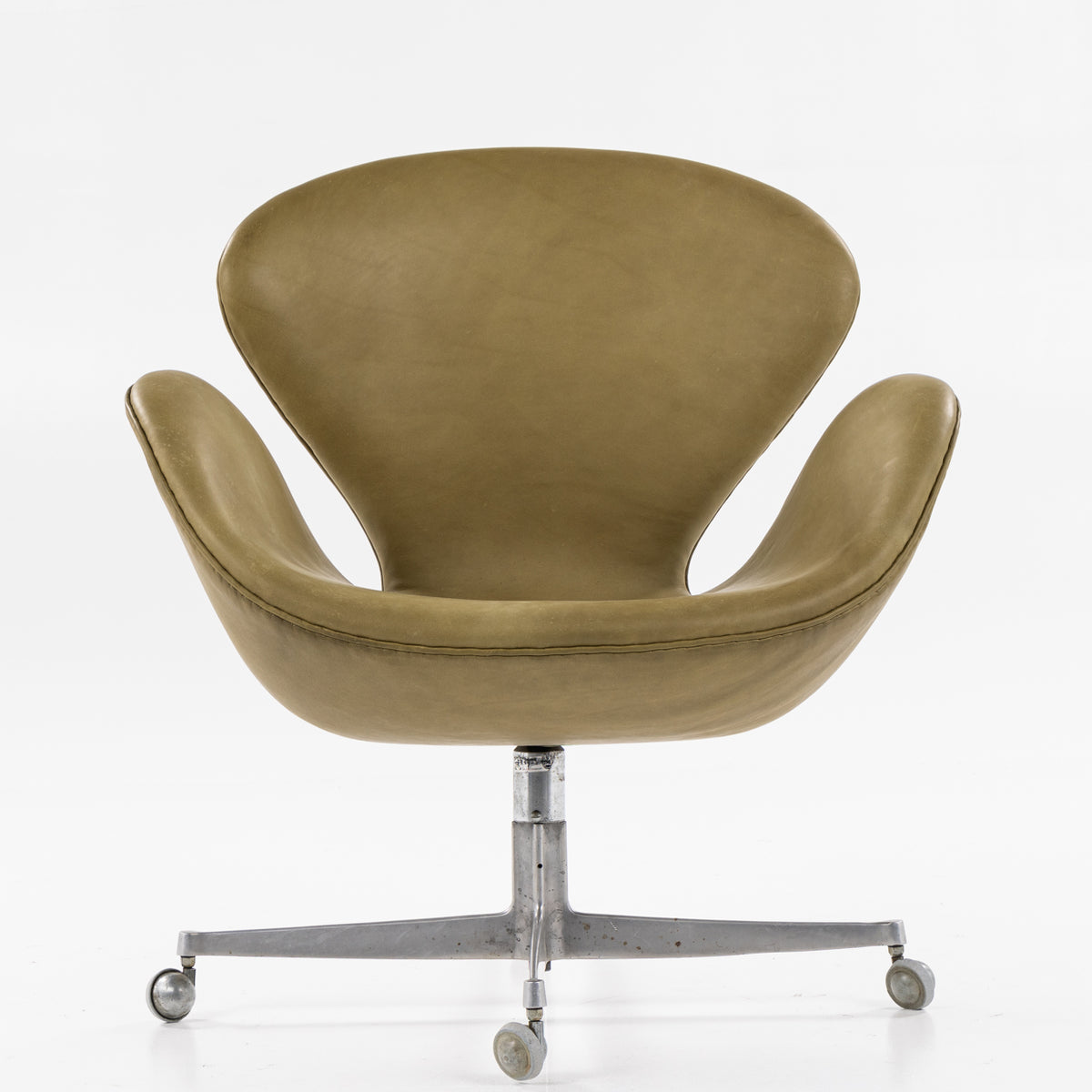 AJ 3323 - 'The Swan' chair on wheels
