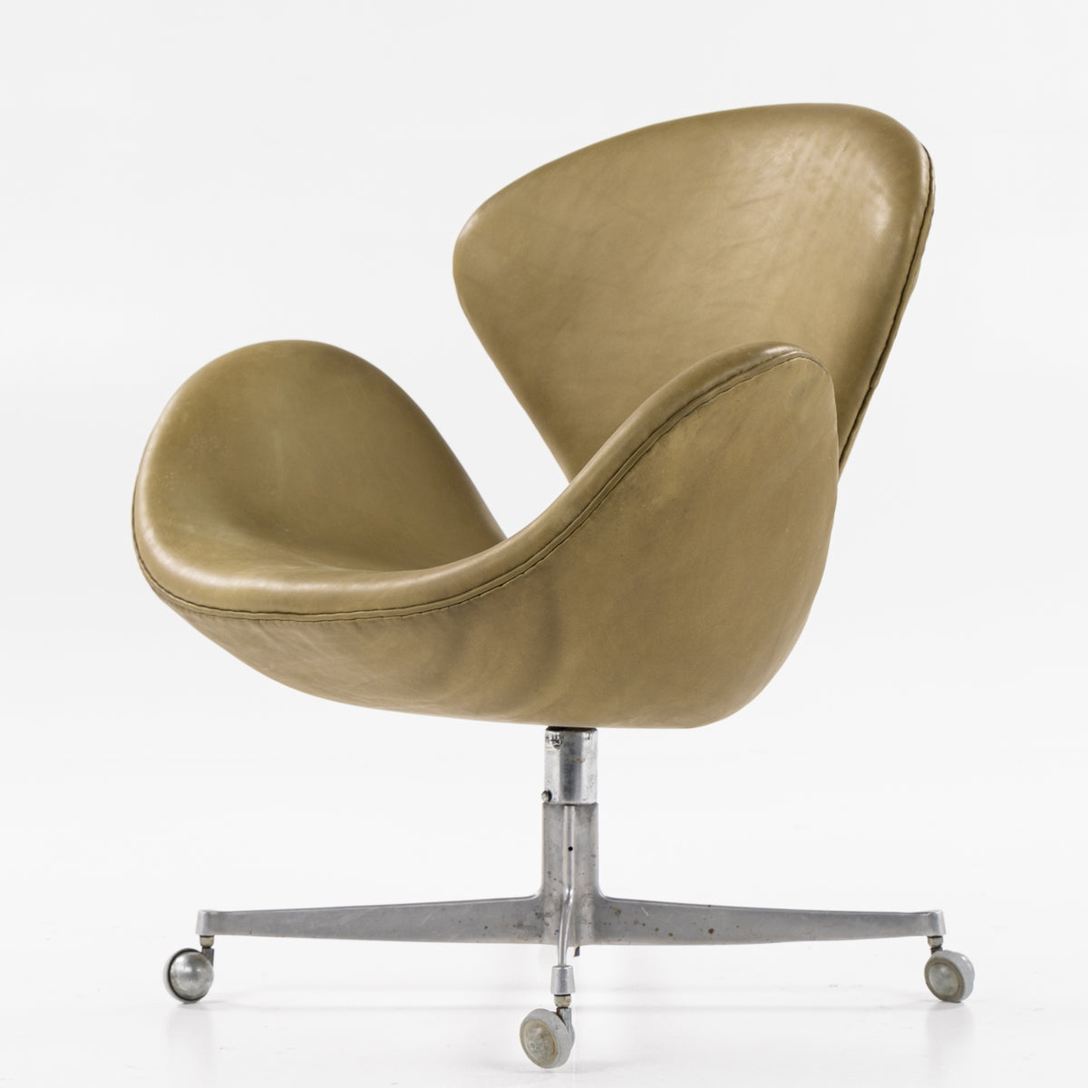 AJ 3323 - 'The Swan' chair on wheels