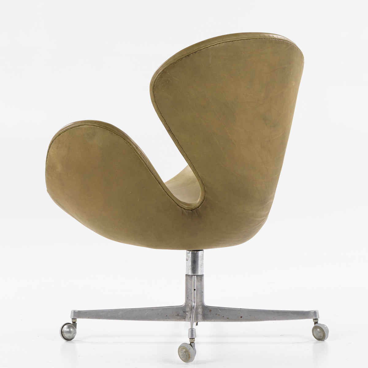 AJ 3323 - 'The Swan' chair on wheels