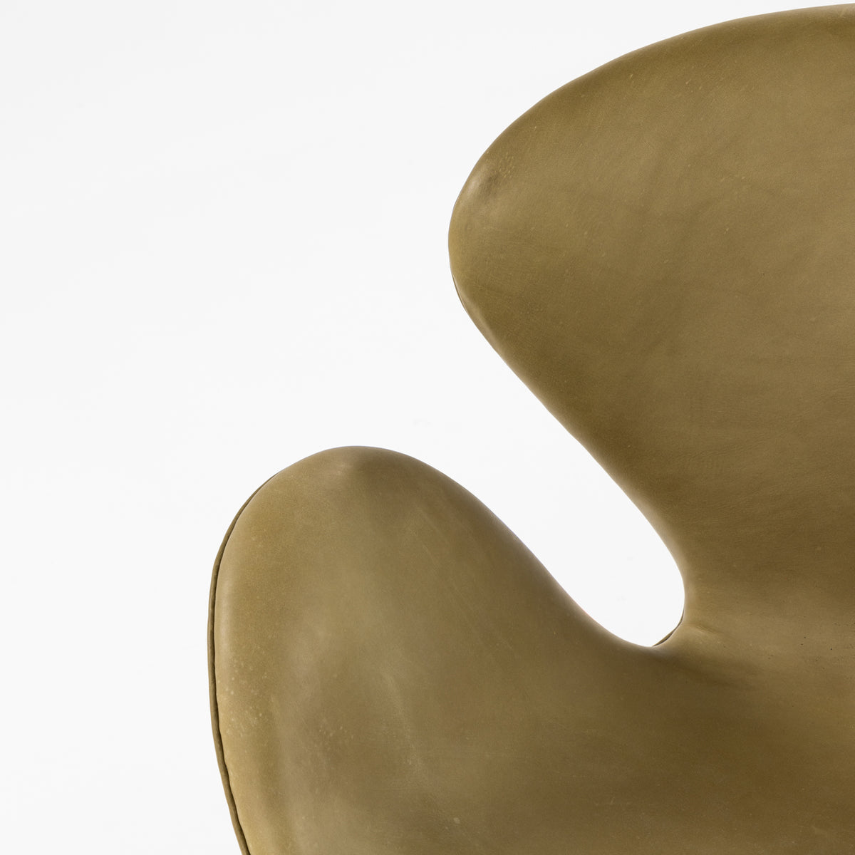 AJ 3323 - 'The Swan' chair on wheels