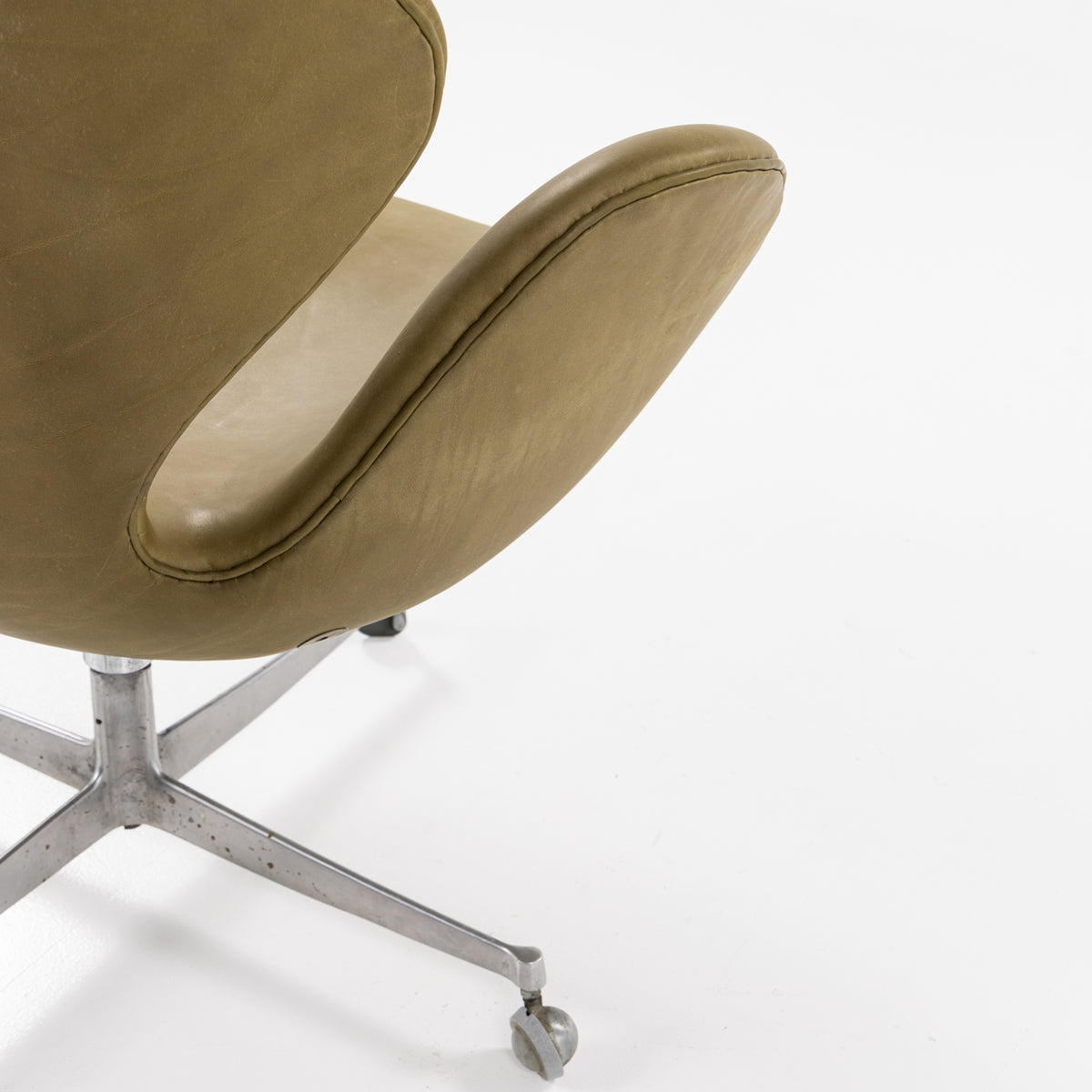 AJ 3323 - 'The Swan' chair on wheels