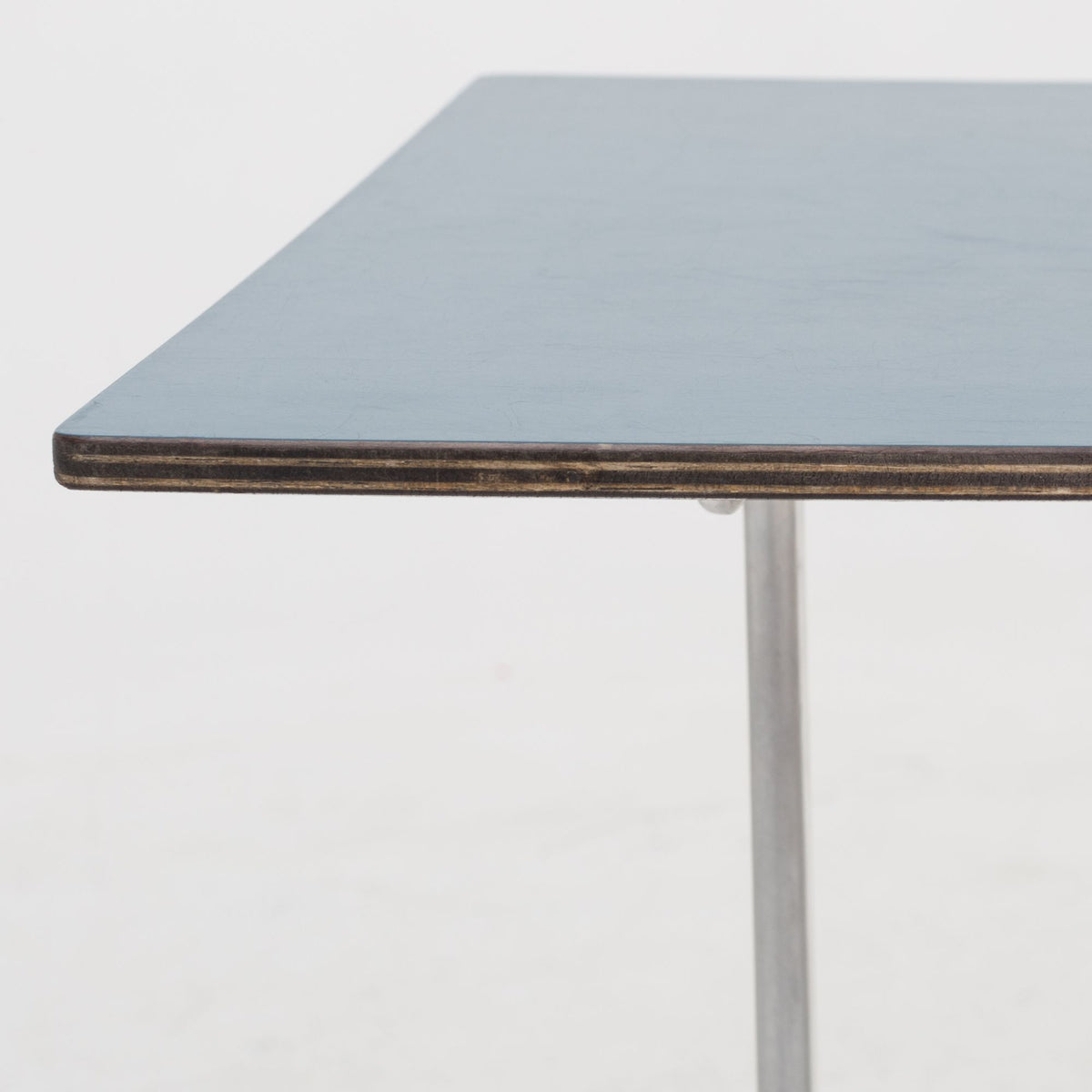 Sofabord med blå formica