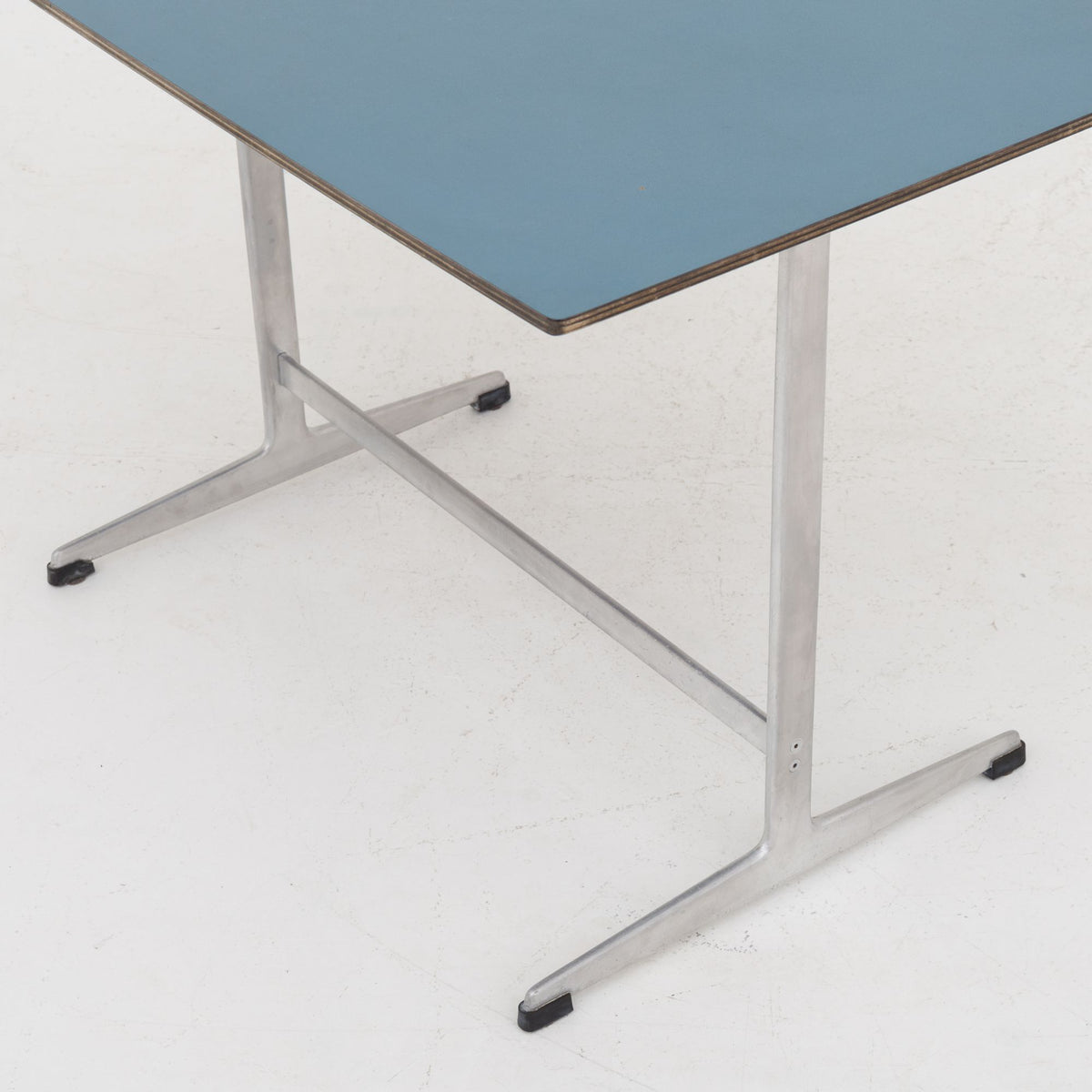 Sofabord med blå formica