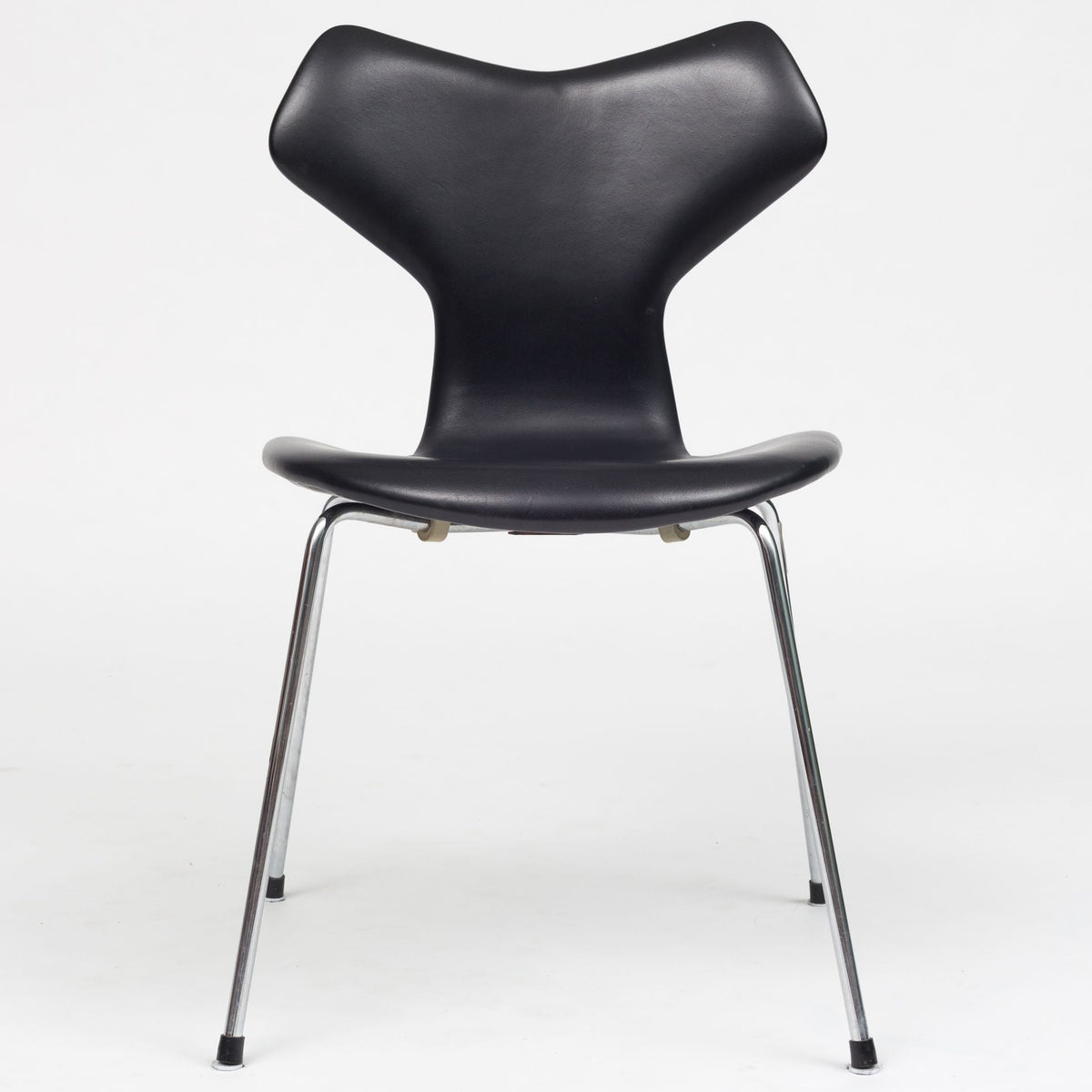 AJ 3130 - 'Grand Prix'-stol i Elegance-læder