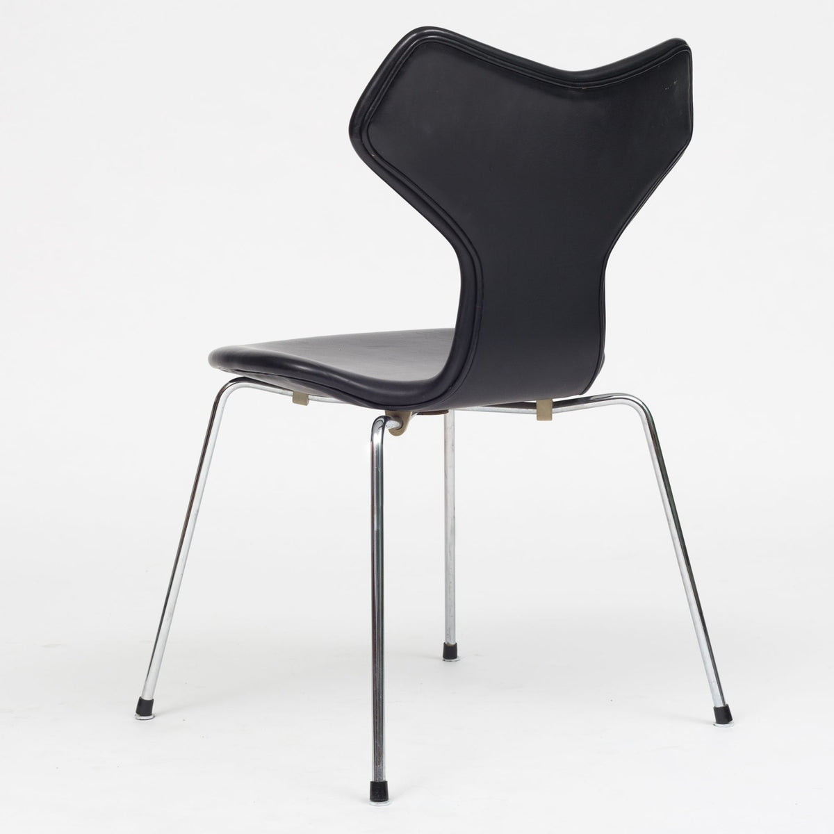 AJ 3130 - 'Grand Prix'-stol i Elegance-læder