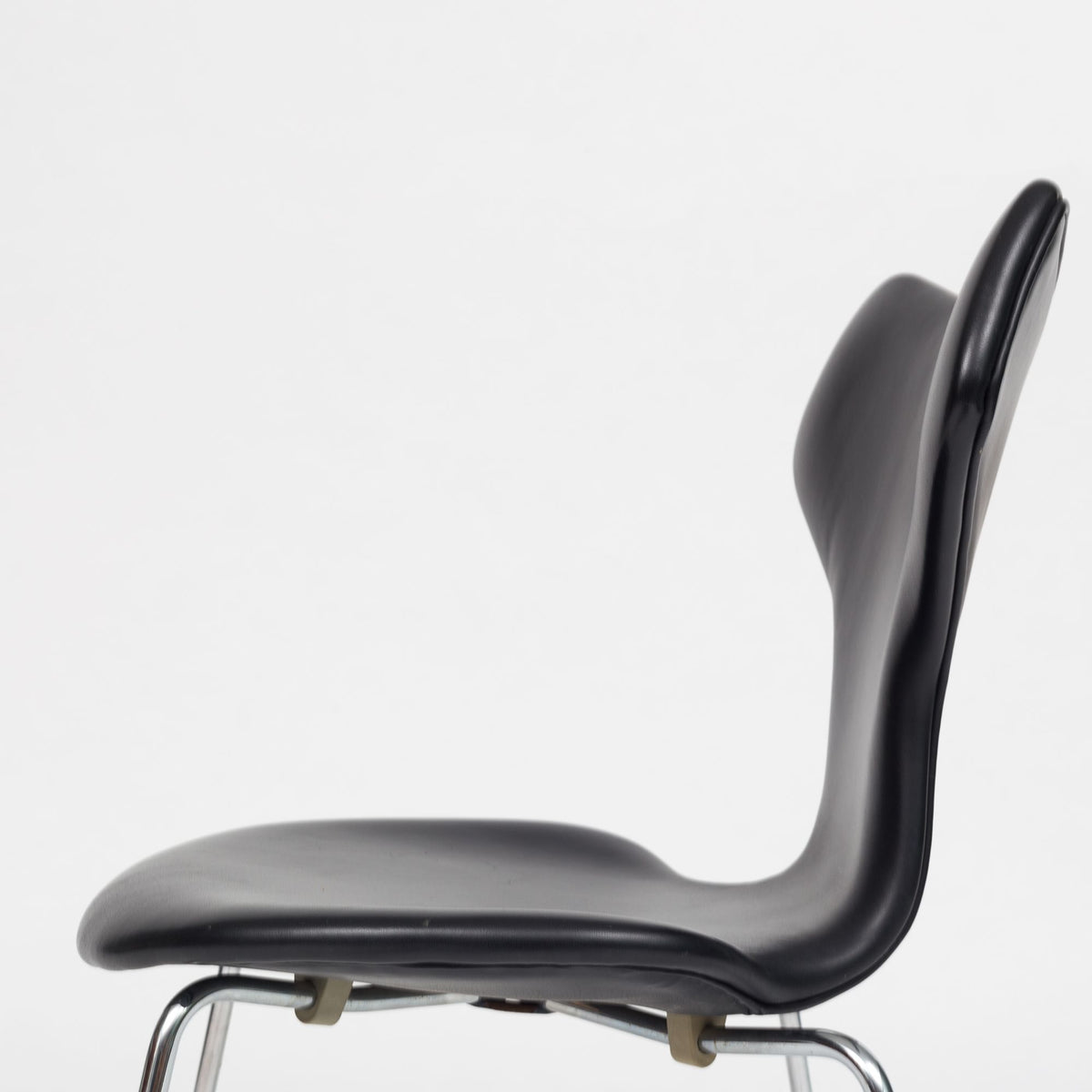 AJ 3130 - 'Grand Prix'-stol i Elegance-læder