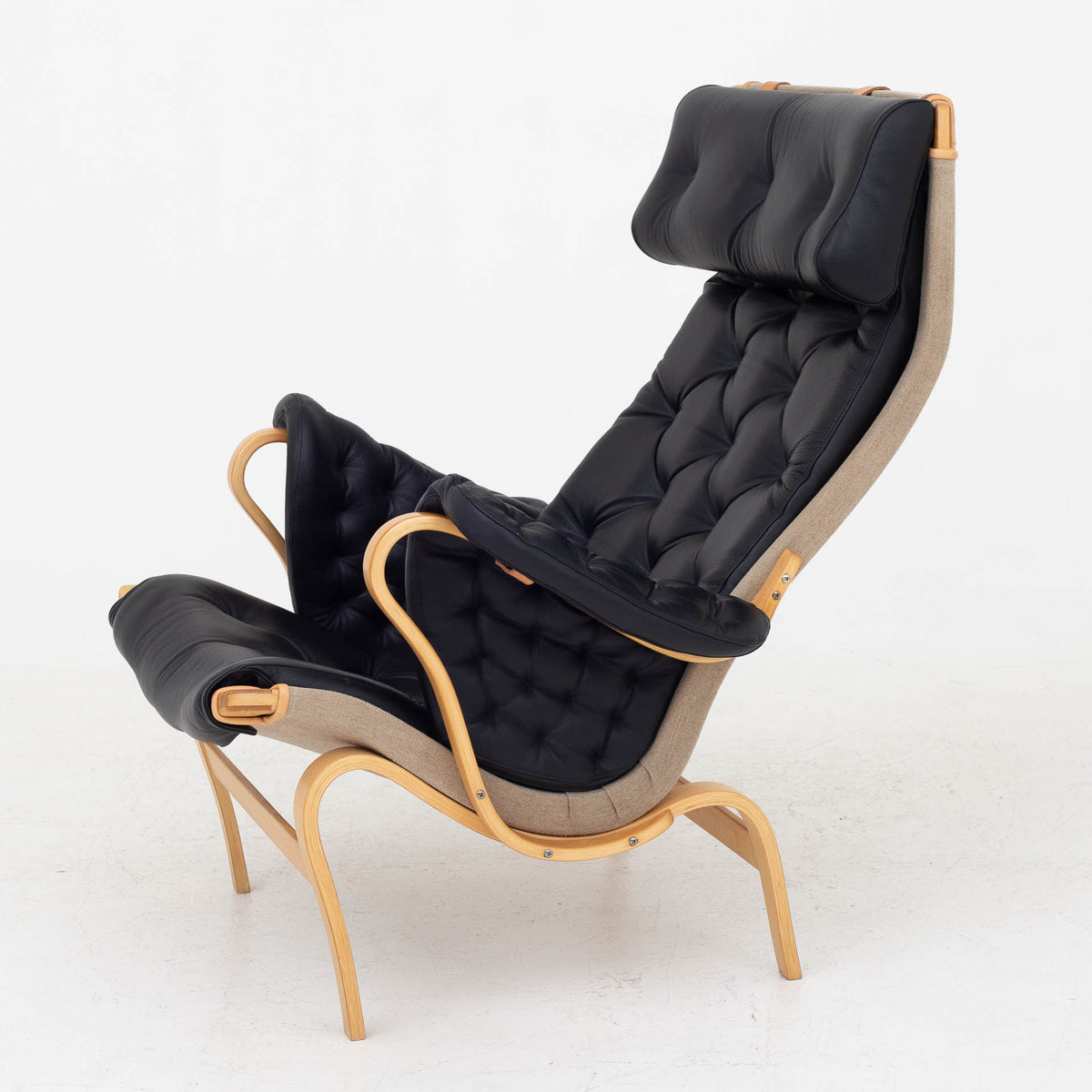 Pernilla 69 - Easy chair in black leather