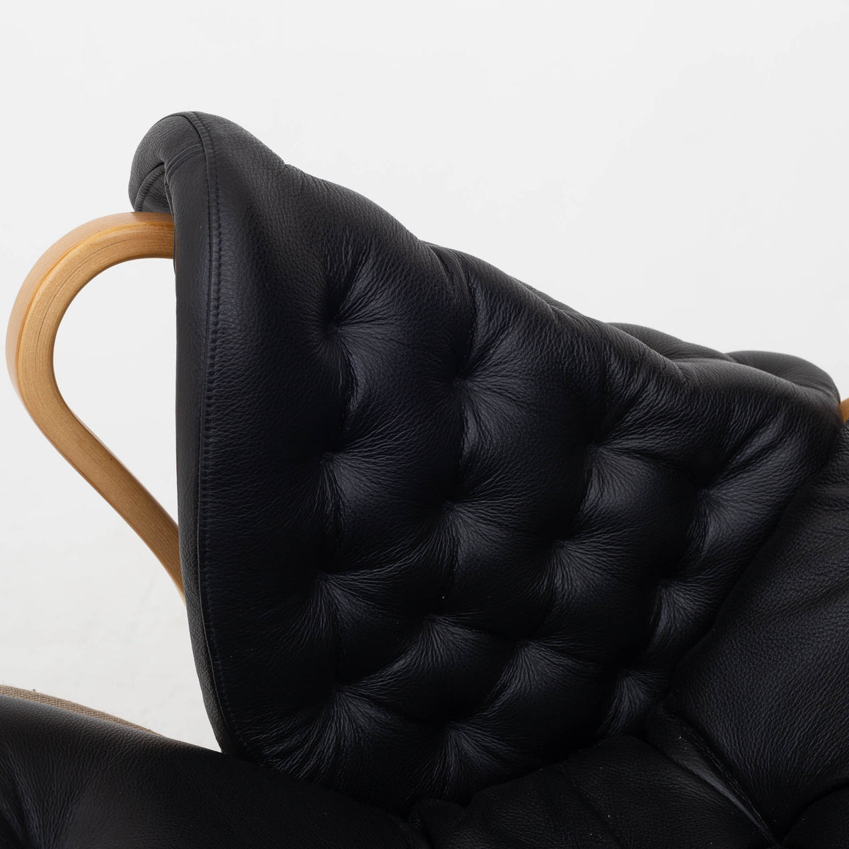Pernilla 69 - Easy chair in black leather