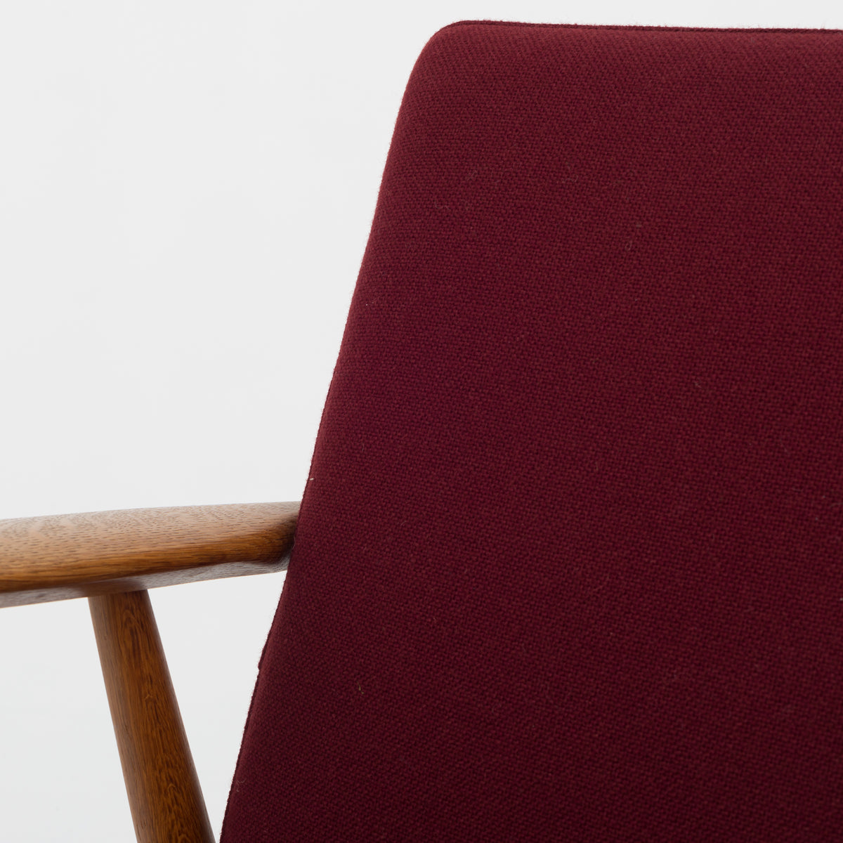 GE 240 - 'The Cigar' in red wool