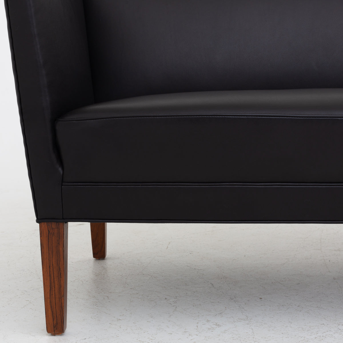 2 pers. sofa i sort læder