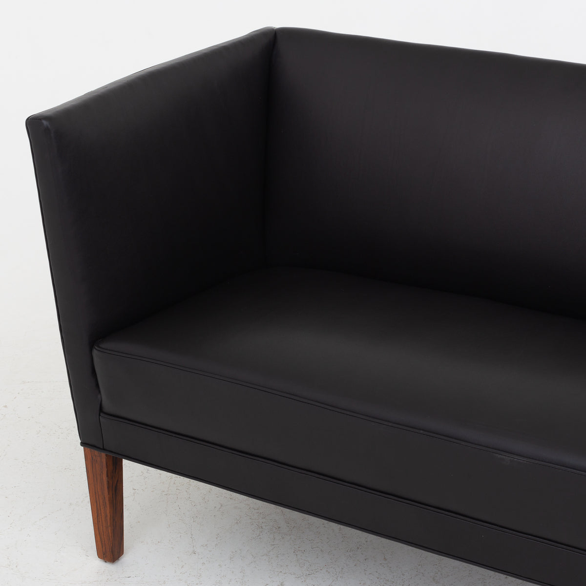2 pers. sofa i sort læder