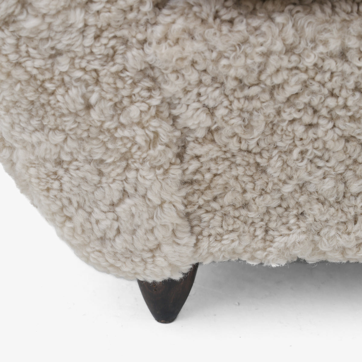 A pair of upholstered easy chairs in lambswool