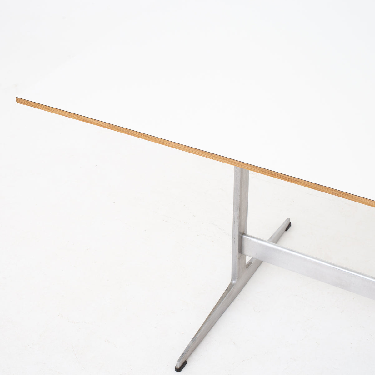 AJ Shaker table in white laminate