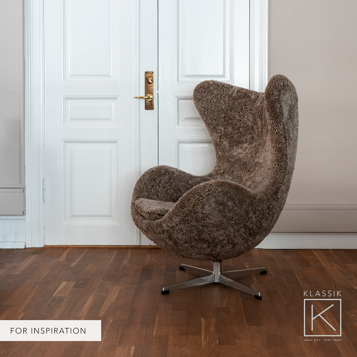 AJ 3316 - 'The Egg' in lambskin w. stool