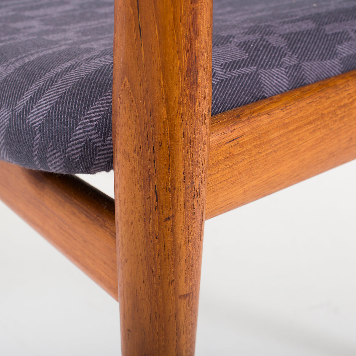 JH 513 - Armstol i teak