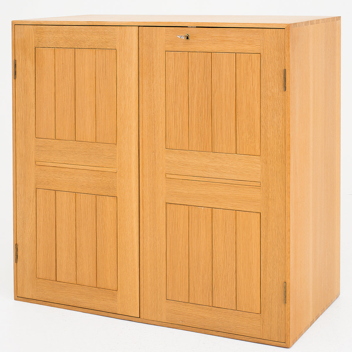 Cabinet in oak