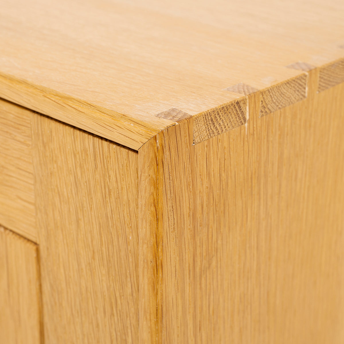Cabinet in oak