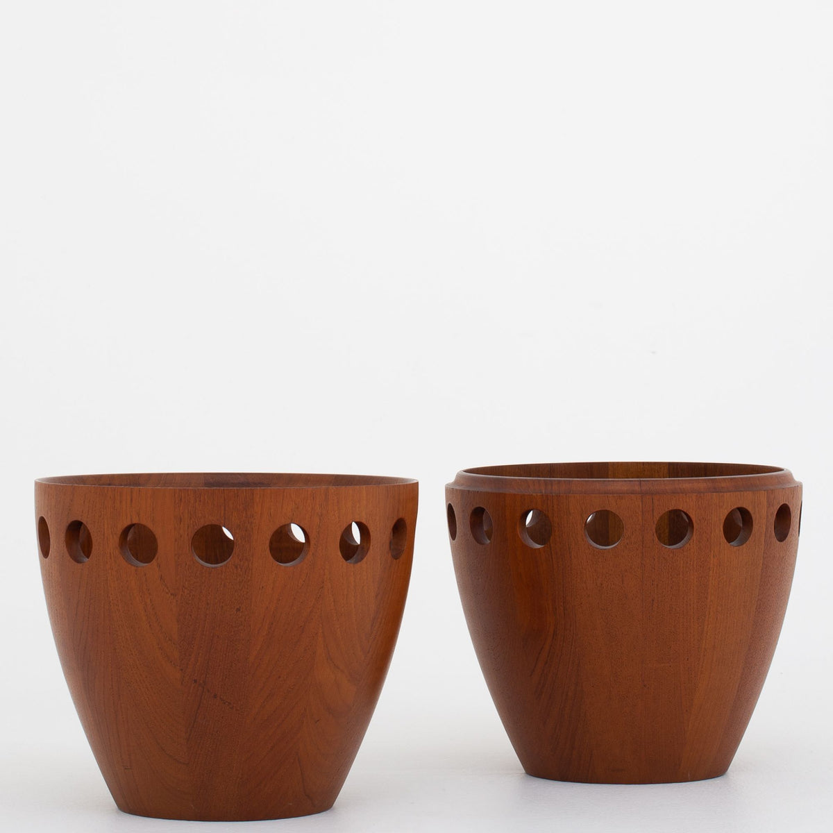 Fruit bowl in solid teak