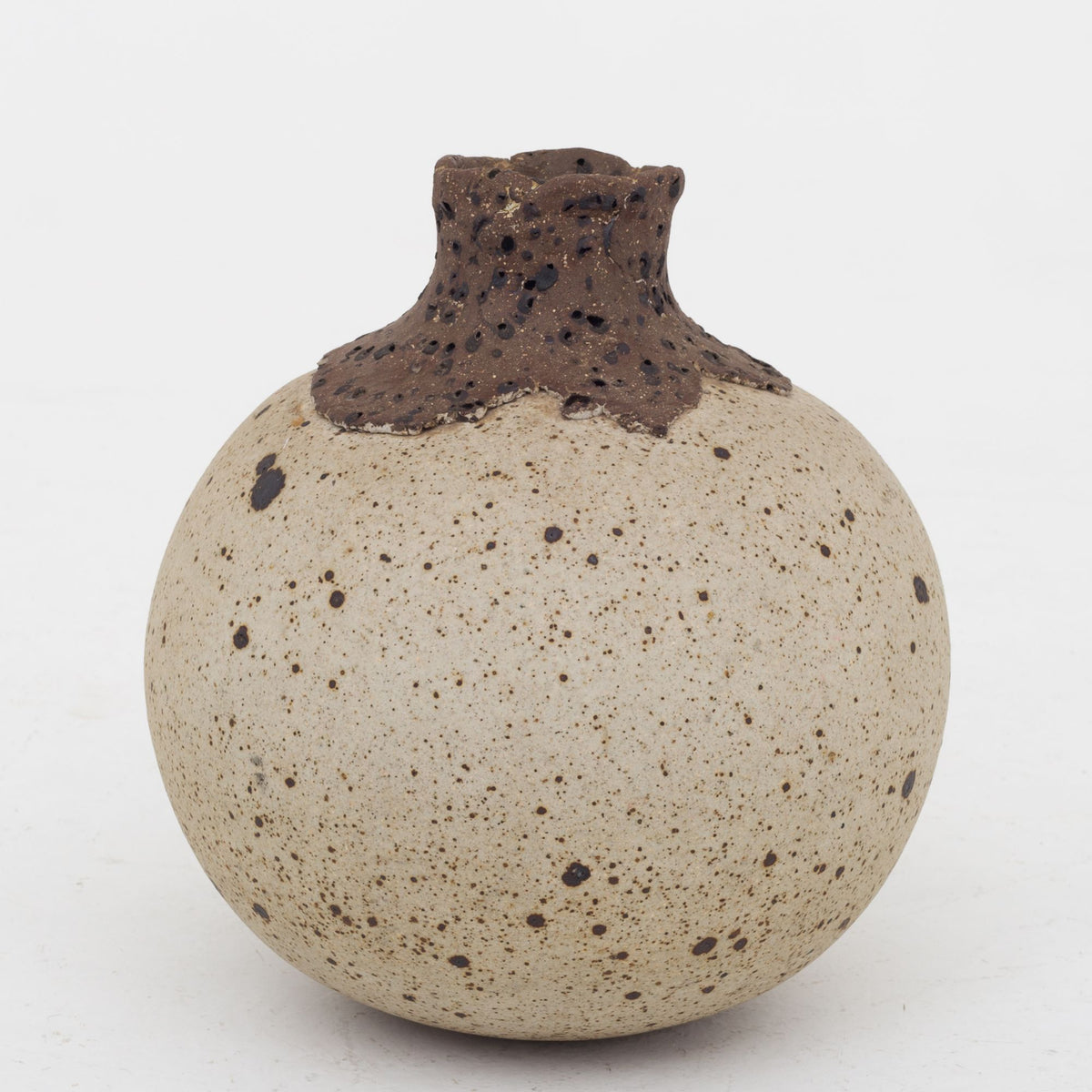 Kugleformet vase i stentøj