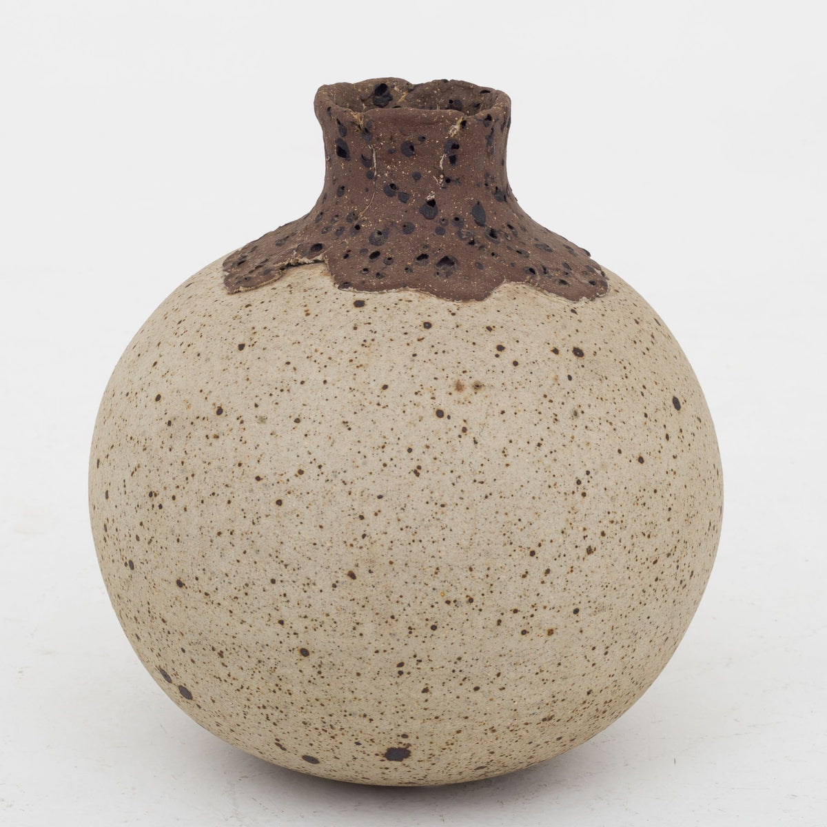 Kugleformet vase i stentøj